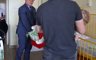2. Starosta częstuje słodyczami