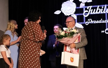 11. Starosta wręcza kwiaty dyrektor przedszkola