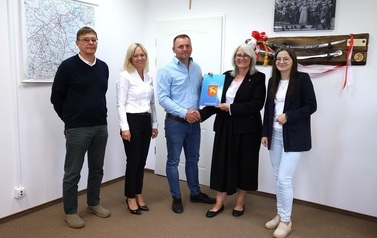 5. Symboliczne przekazanie podpisanej umowy