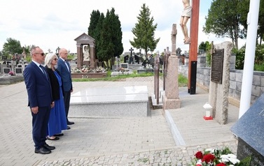 7. Delgacja pod tablicą memoratywną