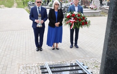 4. Przedstawiciele powiatu pod pomnikiem poswięconym Sybirakom