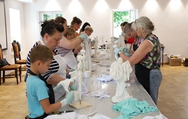 9. Uczestnicy wykonujący anioły