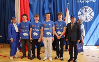 5. Przedstawiciele Powiatu z uczniami