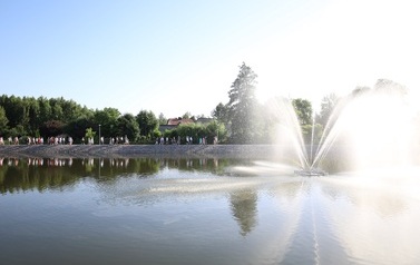 5. Spacer ścieżką wok&oacute;ł zbiornika