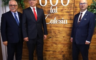 9. Panowie przy napisie 600 lat Zalesia