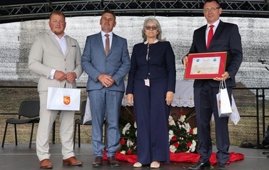 6. Wicestarosta wręcza dyplom gratuacyjny