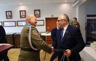 8. Starosta składający gratulacje