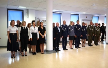 6. Funkcjonariusze i pracownicy cywilni