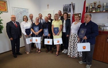 13. Zdjęcie grupowe z mianowanymi nauczycielami