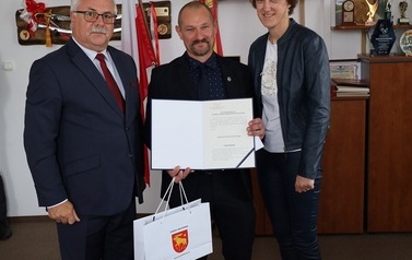 9. Starosta z mianowanym nauczycielem i Pania Dyrektor