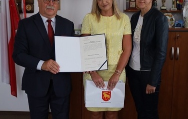 5. Starosta z Panią Dyrektor i mianowana nauczycielką