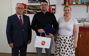 3. Starosta z mianowanym nauczycielem i pracownikiem Wydziału Spraw Społecznych
