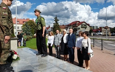 10. Złożenie wieńca przez przedstawicieli samorząd&oacute;w