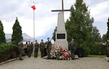 7. Pomnik z astystą wojskową 