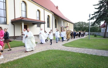 6. Procesja wok&oacute;ł kościoła