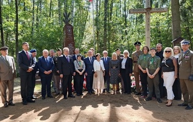 24. Zdjęcie pod pomnikiem
