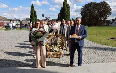 1. Reprezentanci wsi z darami