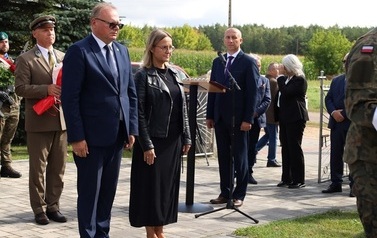 12. Przedstawiciele Oddział IPN w Białymstoku składają kwiaty