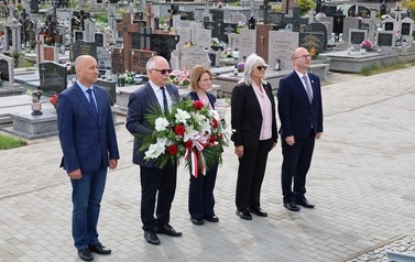 5. Złożenie wiązanki przy pomniku Sybirak&oacute;w na cmentarzu