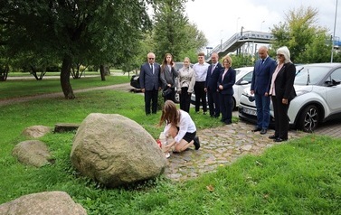 4. Zapalenie znicza przy pomniku