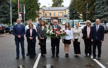 2. Delegacja składająca wiązankę