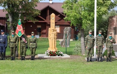 7. Nowo odsłonięty pomnik