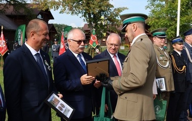 2. Wręczenie podziękowania Staroście