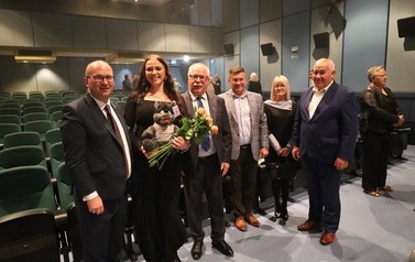7. Zdjęcie grupowe z wokalistką 