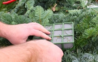 7. Wbijanie igliwia w gąbkę flrystyczną