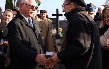 16. Podziekowania Prezesowi Towarzystwa Przyjaci&oacute;ł 9 PSK