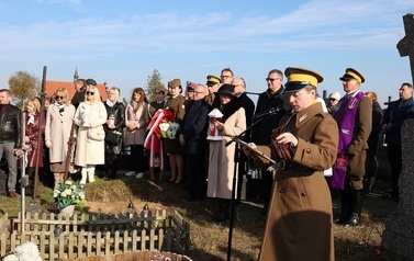 12. Goście na cmentarzu w Niedźwiadnej