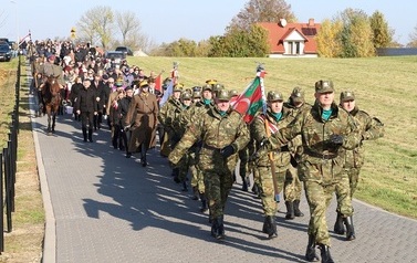 9. Przemarsz na cmentarz