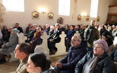 6. Uczestnicy uroczystości w kościele