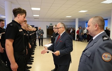 5. Wręczenie list&oacute;w gratulacyjnych