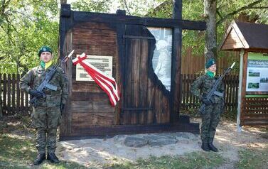 1. Tablica upamiętniająca 80. rocznicę pacyfikacji wsi Grzędy