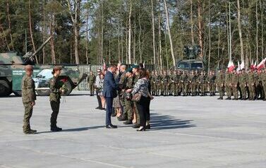 4. Wręczanie medali wyr&oacute;żnionym żołnierzom