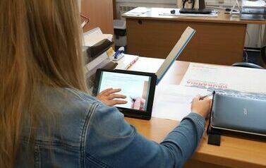 5. Lupa elektroniczna dla os&oacute;b słabo widzących