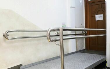 2. Pochylnia dla os&oacute;b z niepełnosprawnością