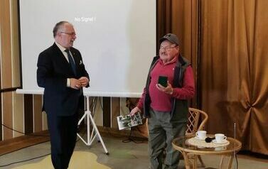 4. Wręczenie medalu okolicznościowego i książki