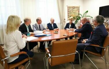 2. Osoby podpisujące umowę i protok&oacute;ł