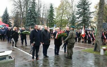 4. Złożenie kwiat&oacute;w i zapalenie znicza pod Pomnikiem Niepodległości