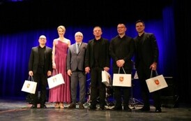 14. Wsp&oacute;lne zdjęcie Starosty z Zespołem