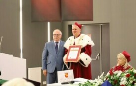4. Starosta wręcza upominek Rektorowi Akademii Łomżyńskiej