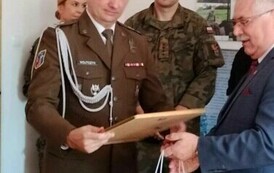 2. Wręczenie listu gratulacyjnego dow&oacute;dcy Batalionu.