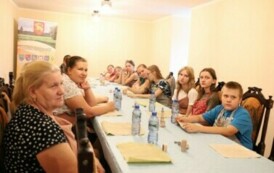 1. Uczestnicy Rodzinnych Warsztat&oacute;w Ceramicznych
