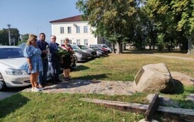 9. Kwiaty składane pod pomnikiem Sybirak&oacute;w przy budynku Starostwa