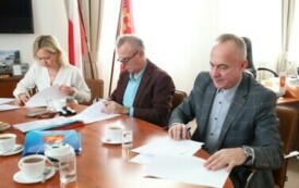 4. Wykonawca podpisuje umowę