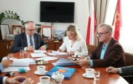 2. Starosta podpisuje dokumenty