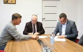 10. Starosta Grajewski i W&oacute;jt Wąsosza podpisują protok&oacute;ł