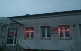 Podświetlone na czerwono okna budynku PCPR